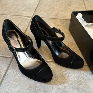Alfani Laria suede heel
Size: 7.5
Color: Black
Good condition